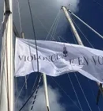 Violoncelle en voile