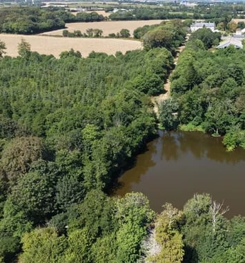Tour en barque sur l'étang du manoir de Keranflec'h