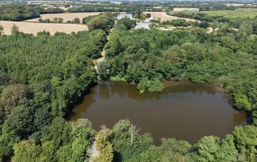 Tour en barque sur l'étang du manoir de Keranflec'h