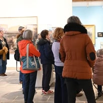 Lecture dans l'exposition "Trésors. regards choisis dans la collection du musée "