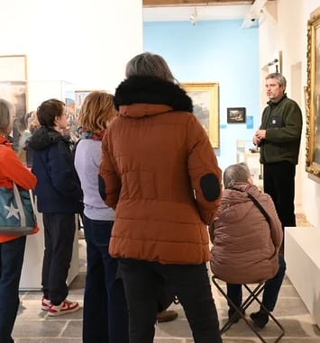 Lecture dans l'exposition "Trésors. regards choisis dans la collection du musée "