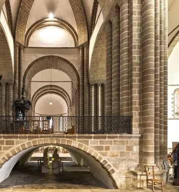 Visite guidée, L'abbatiale Sainte-Croix, un monument précurseur et innovant